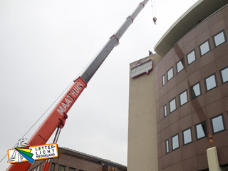 Montage gevelletters op grote hoogte